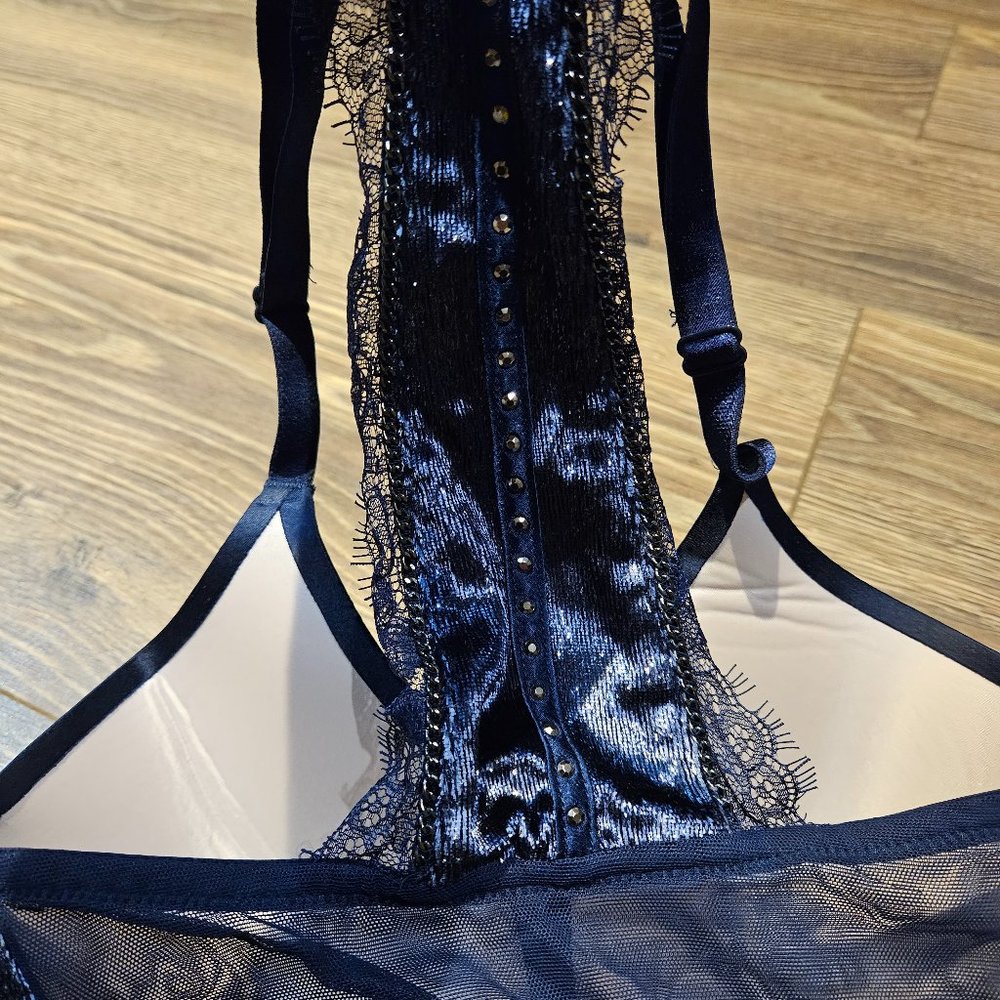Victoria Secret navy blue lace and velvet front hook underwire bra 32ddd